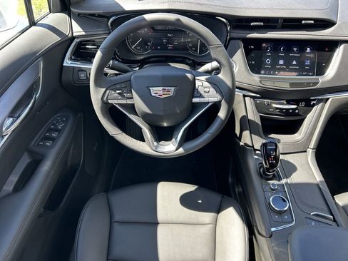 New 2025 Cadillac XT6 Luxury image 14