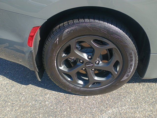 Used 2021 Chrysler Pacifica Limited w/ Uconnect Theater Family Group FWD image 11