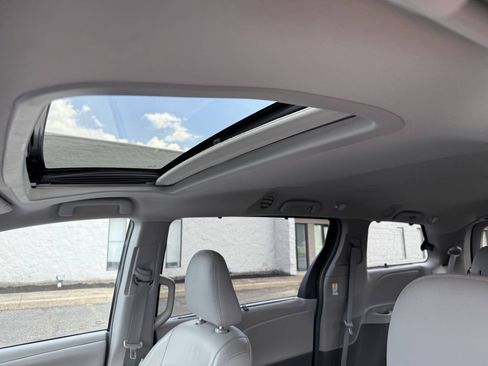 Used 2016 Toyota Sienna XLE FWD image 18