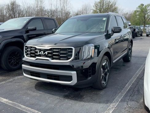 Used 2025 Kia Telluride S FWD image 2
