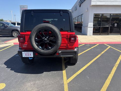 Used 2022 Jeep Wrangler Unlimited Sahara AWD/4WD image 6