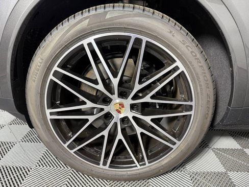 New 2025 Porsche Cayenne Coupe image 11