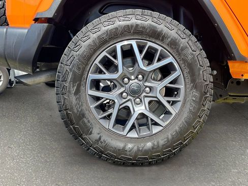 Used 2025 Jeep Wrangler Sahara image 29