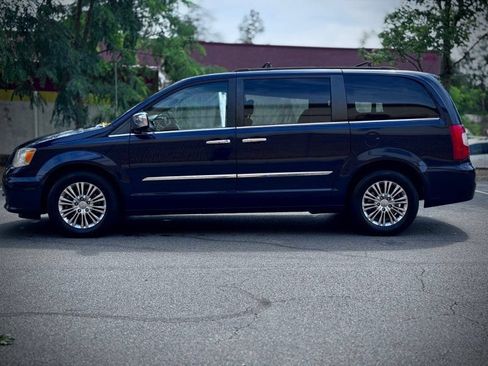 Used 2015 Chrysler Town & Country Touring-L w/ Driver Convenience Group FWD image 4