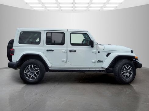 Used 2025 Jeep Wrangler Unlimited Sahara AWD/4WD image 3