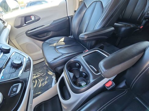 Certified 2023 Chrysler Pacifica Touring-L image 21