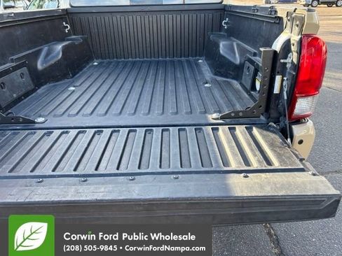 Used 2017 Toyota Tacoma TRD Off-Road w/ Premium & Technology Package AWD/4WD image 29