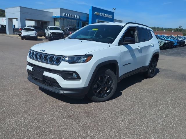 Used 2025 Jeep Compass Latitude AWD/4WD image 3