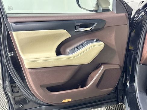 Used 2021 Toyota Highlander XLE image 10