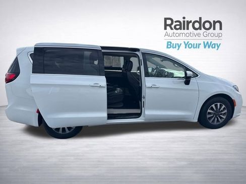 Used 2023 Chrysler Pacifica Touring-L FWD image 13