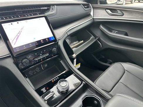 New 2025 Jeep Grand Cherokee Limited image 18