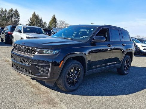New 2026 Jeep Grand Cherokee Altitude AWD/4WD image 4