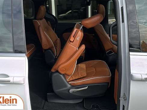 Used 2024 Chrysler Pacifica Pinnacle w/ Trailer Tow Group image 33