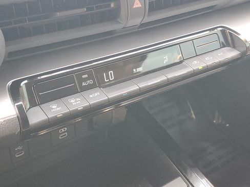 Certified 2025 Toyota Prius LE FWD image 30