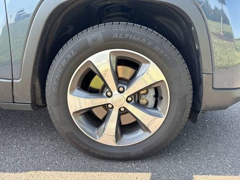 Used 2019 Jeep Cherokee Limited AWD/4WD image 7