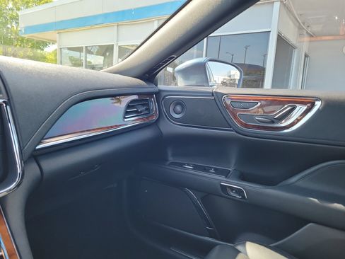 Used 2020 Lincoln Continental w/ Premium Package FWD image 30