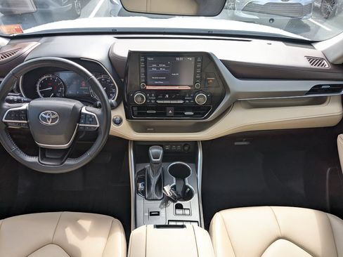 Used 2022 Toyota Highlander XLE FWD image 16