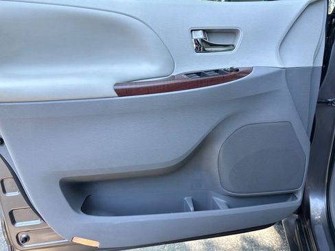 Used 2013 Toyota Sienna XLE FWD image 10