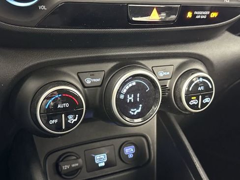 Used 2020 Hyundai Venue SEL image 12