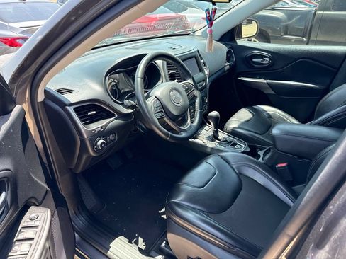 Used 2019 Jeep Cherokee Latitude Plus FWD image 6