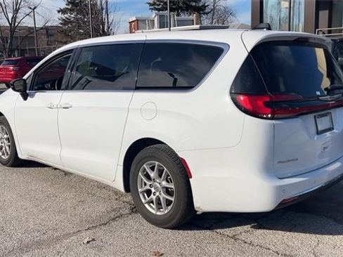 Used 2024 Chrysler Pacifica Touring-L image 22