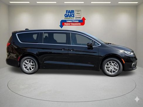New 2026 Chrysler Pacifica Select image 4