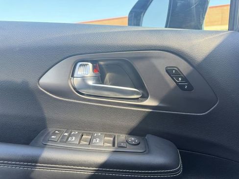 Used 2025 Chrysler Pacifica Select image 10
