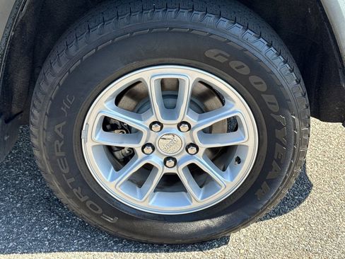 Used 2018 Jeep Grand Cherokee Laredo AWD/4WD image 19