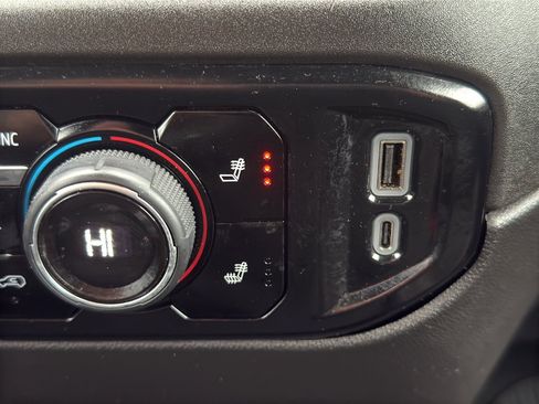 Used 2025 Chevrolet Silverado 1500 LT image 43