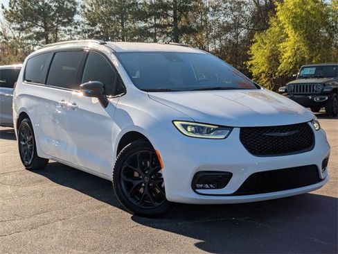 New 2026 Chrysler Pacifica Select image 2