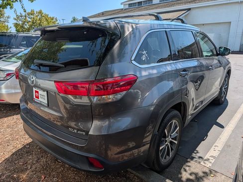 Used 2019 Toyota Highlander XLE AWD/4WD image 4