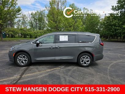 Used 2023 Chrysler Pacifica Limited w/ Uconnect Theater Family Group