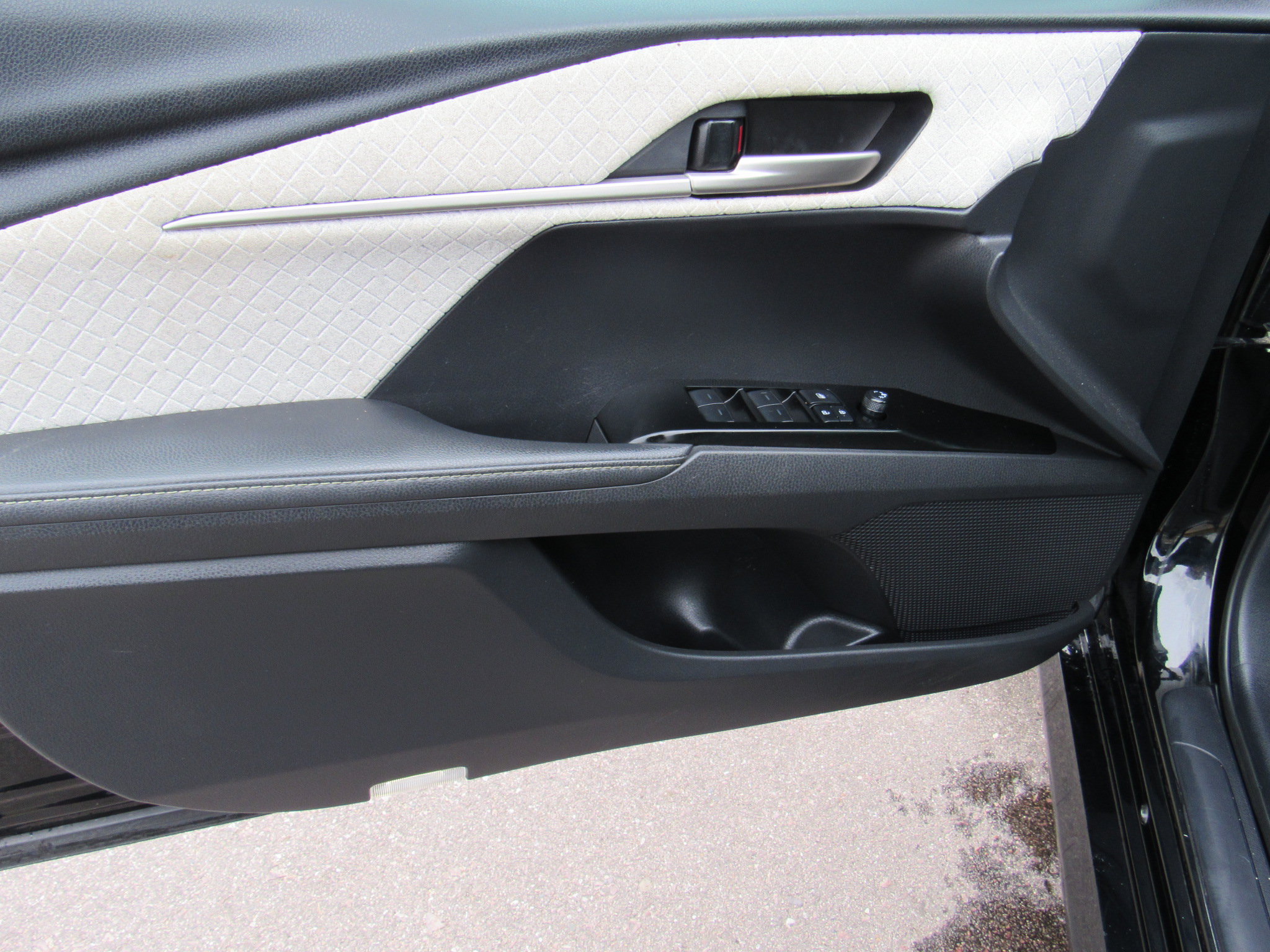 Used 2025 Toyota Camry XLE FWD image 11