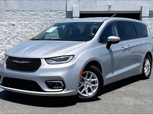 Used 2023 Chrysler Pacifica Touring-L FWD image 1