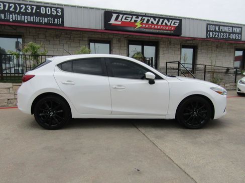 Used 2017 MAZDA MAZDA3 Touring FWD image 5