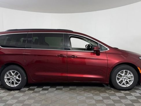 Used 2022 Chrysler Pacifica Touring-L FWD image 9