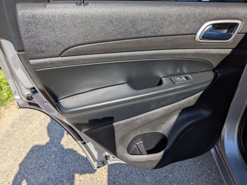 Used 2018 Jeep Grand Cherokee Altitude AWD/4WD image 24