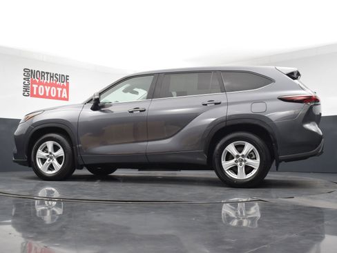 Used 2024 Toyota Highlander LE AWD/4WD image 28