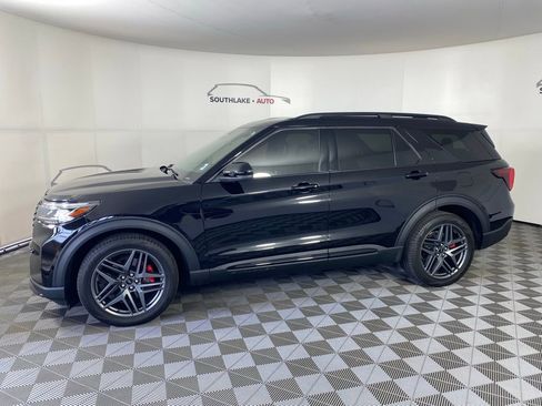 Used 2025 Ford Explorer ST image 3