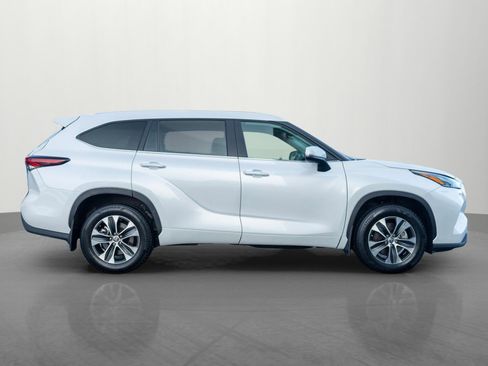 Used 2025 Toyota Highlander XLE image 8