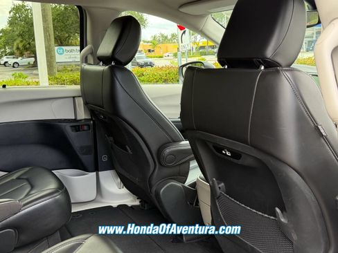 Used 2023 Chrysler Pacifica Touring-L FWD image 14