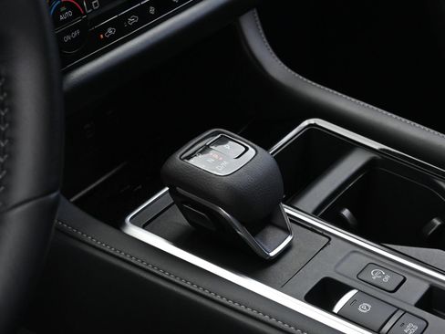 Used 2025 Nissan Pathfinder SL FWD image 12