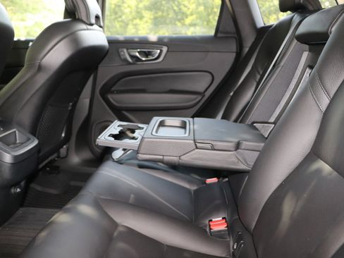 Used 2020 Volvo XC60 T6 Momentum w/ Protection Package image 15