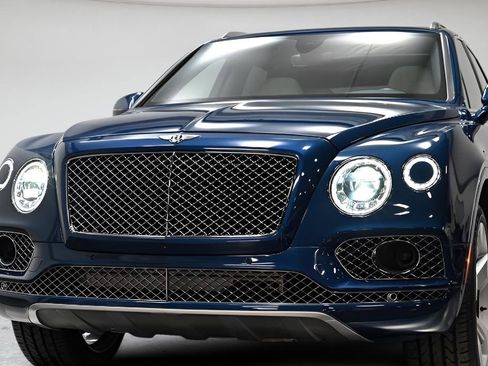 Used 2018 Bentley Bentayga image 28