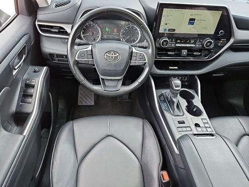 Used 2023 Toyota Highlander XLE image 12