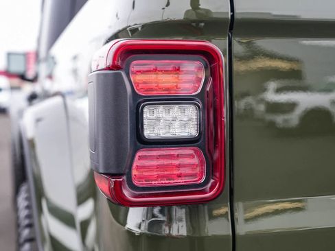 Used 2021 Jeep Gladiator Sport image 7