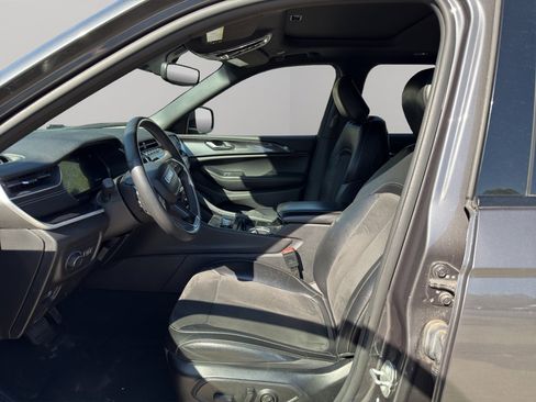 Used 2023 Jeep Grand Cherokee Altitude image 3