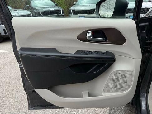 Used 2020 Chrysler Voyager Lxi FWD image 6