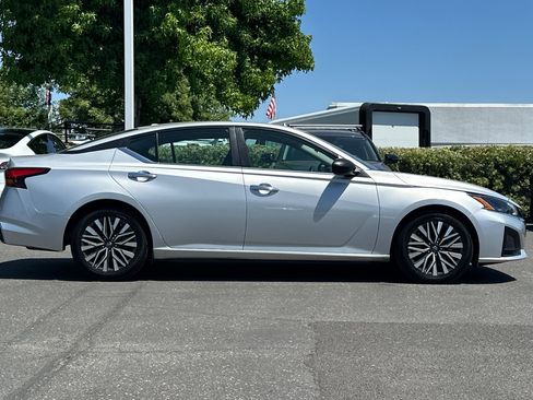 Certified 2024 Nissan Altima 2.5 SV FWD image 3