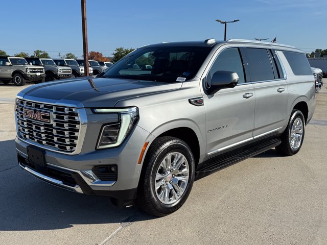Used 2025 GMC Yukon XL Denali AWD/4WD image 9